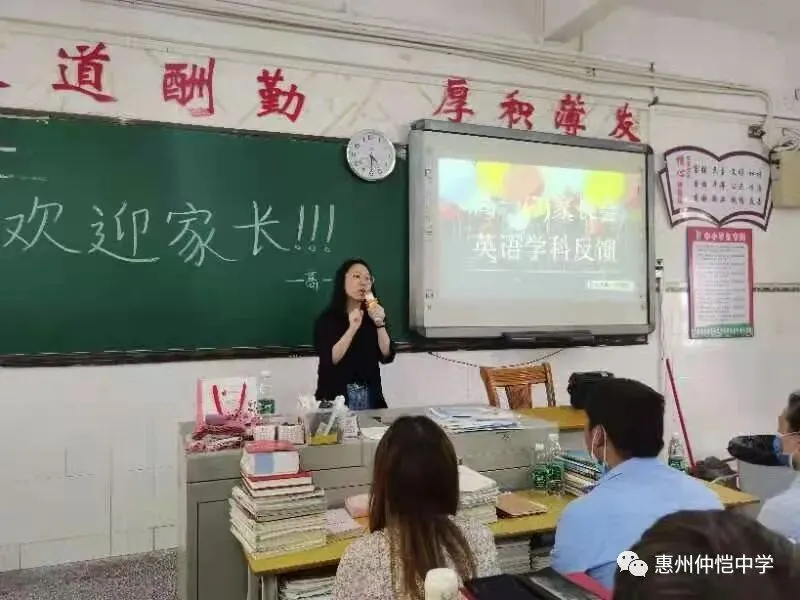 表彰大会现场,学生们脸上洋溢着自豪的笑容