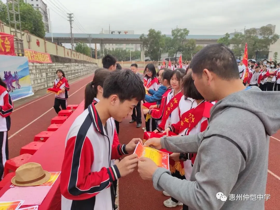 班主任在教室与家长进行一对一交流