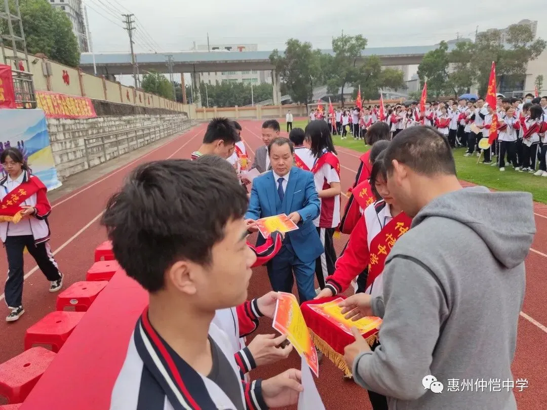 任课老师向家长介绍学生在校表现