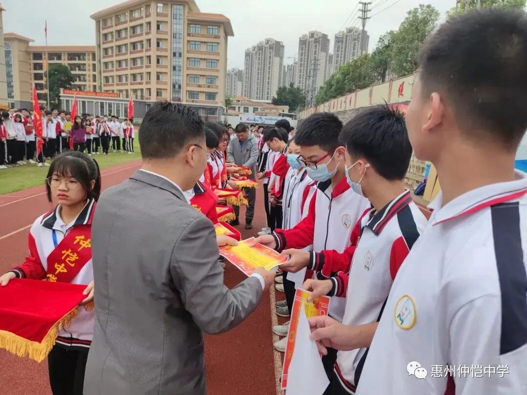 家长们认真听取老师的分析和建议