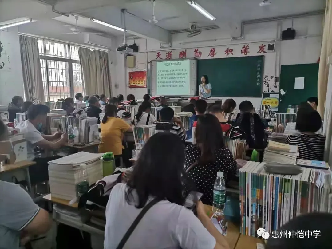高一年级主任向晓林为优秀学生颁发奖状