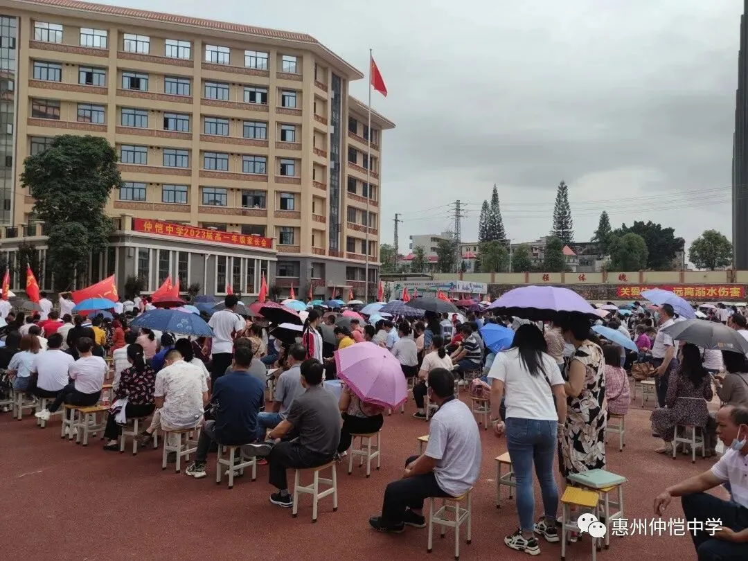 高一年级月考表彰大会现场,学生代表上台领奖