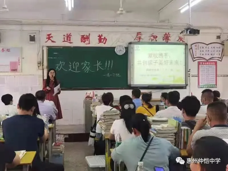 获奖学生与老师合影留念