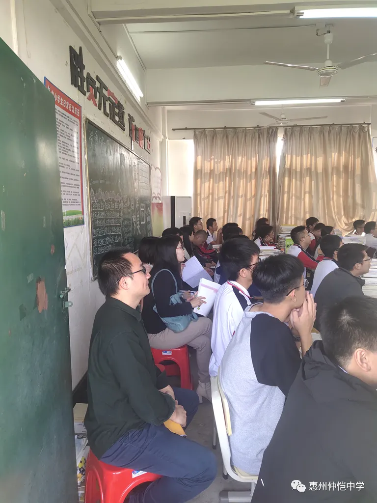全体物理教师专注听课的场景