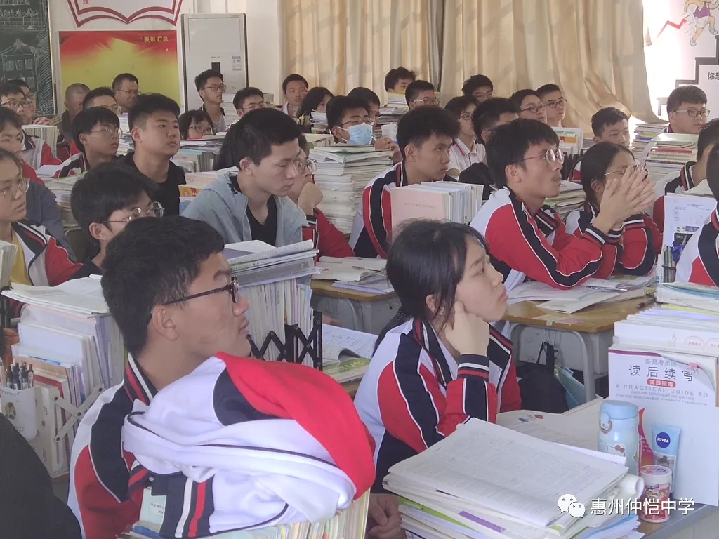 严鹏熙老师课堂上学生们认真听讲