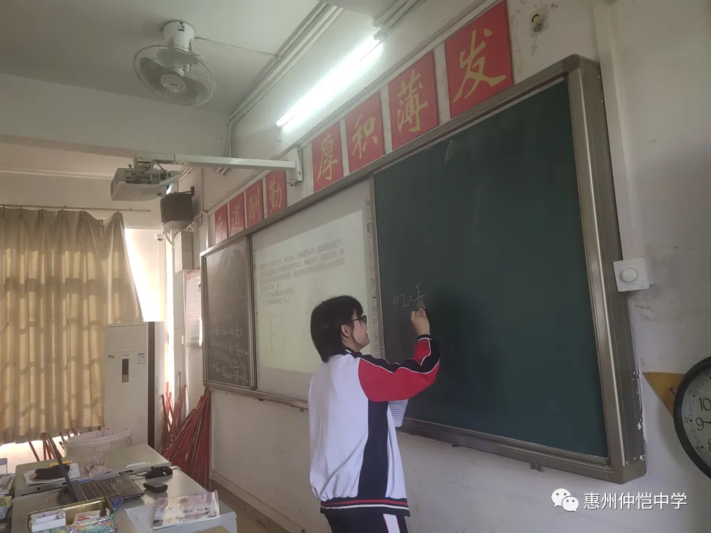 学生在课堂上积极展示学习成果