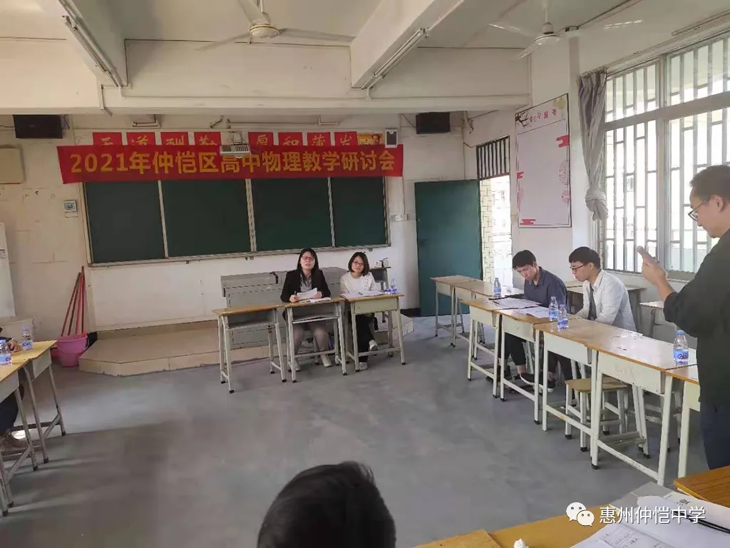 杨细梅老师在进行指导讲话