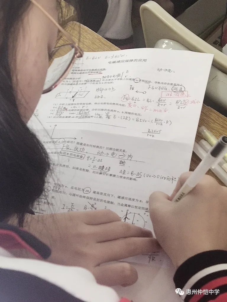 学生们认真完成导学案