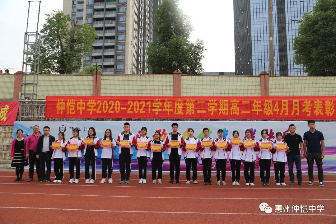 学生们认真聆听会议内容