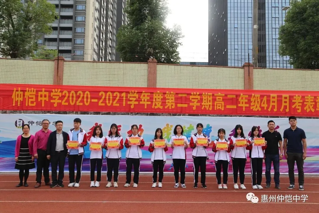 获奖学生合影留念
