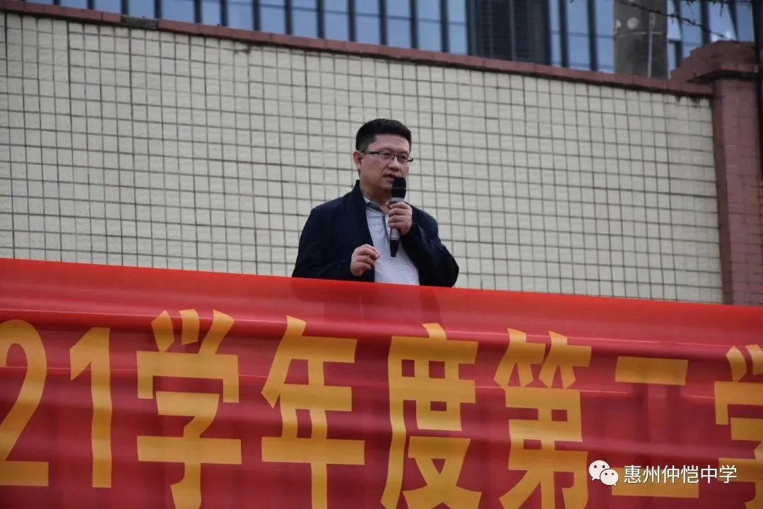 为获奖学生颁发奖状