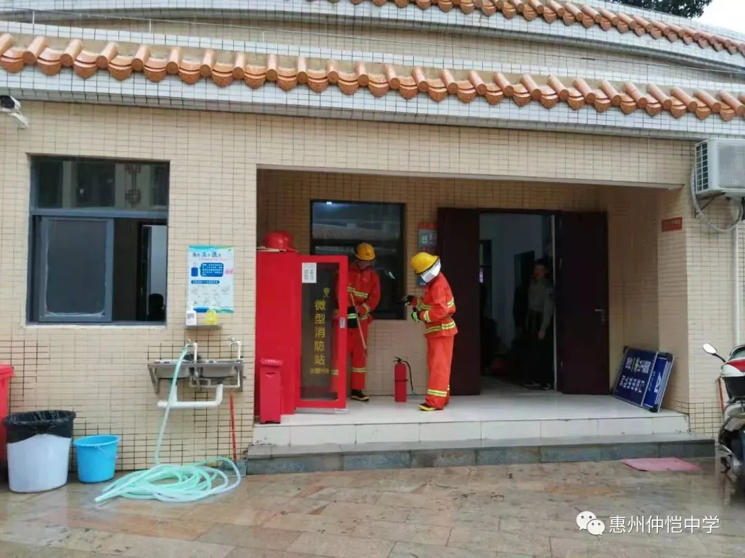 保安队员进行消防理论学习