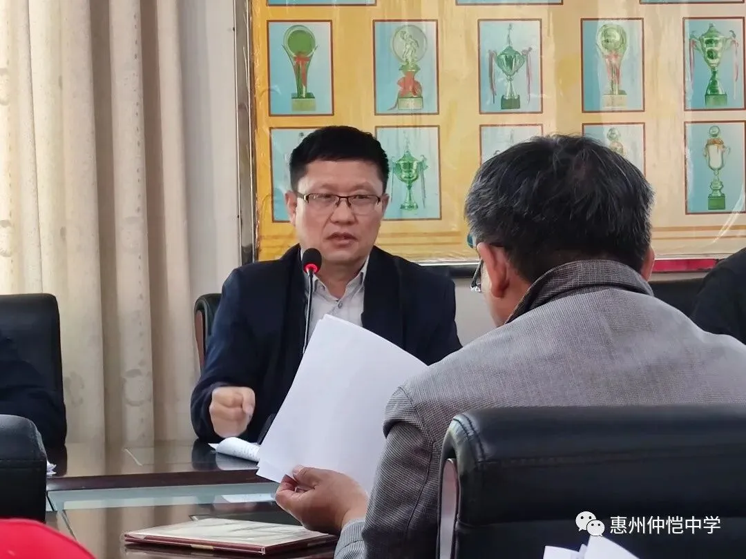 教研处袁前主任介绍教研工作安排与行事历
