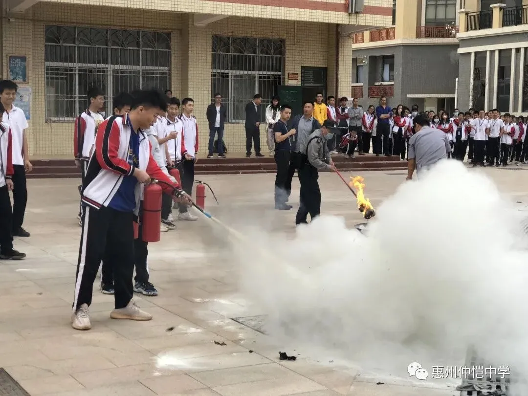 学生代表协助检查工作