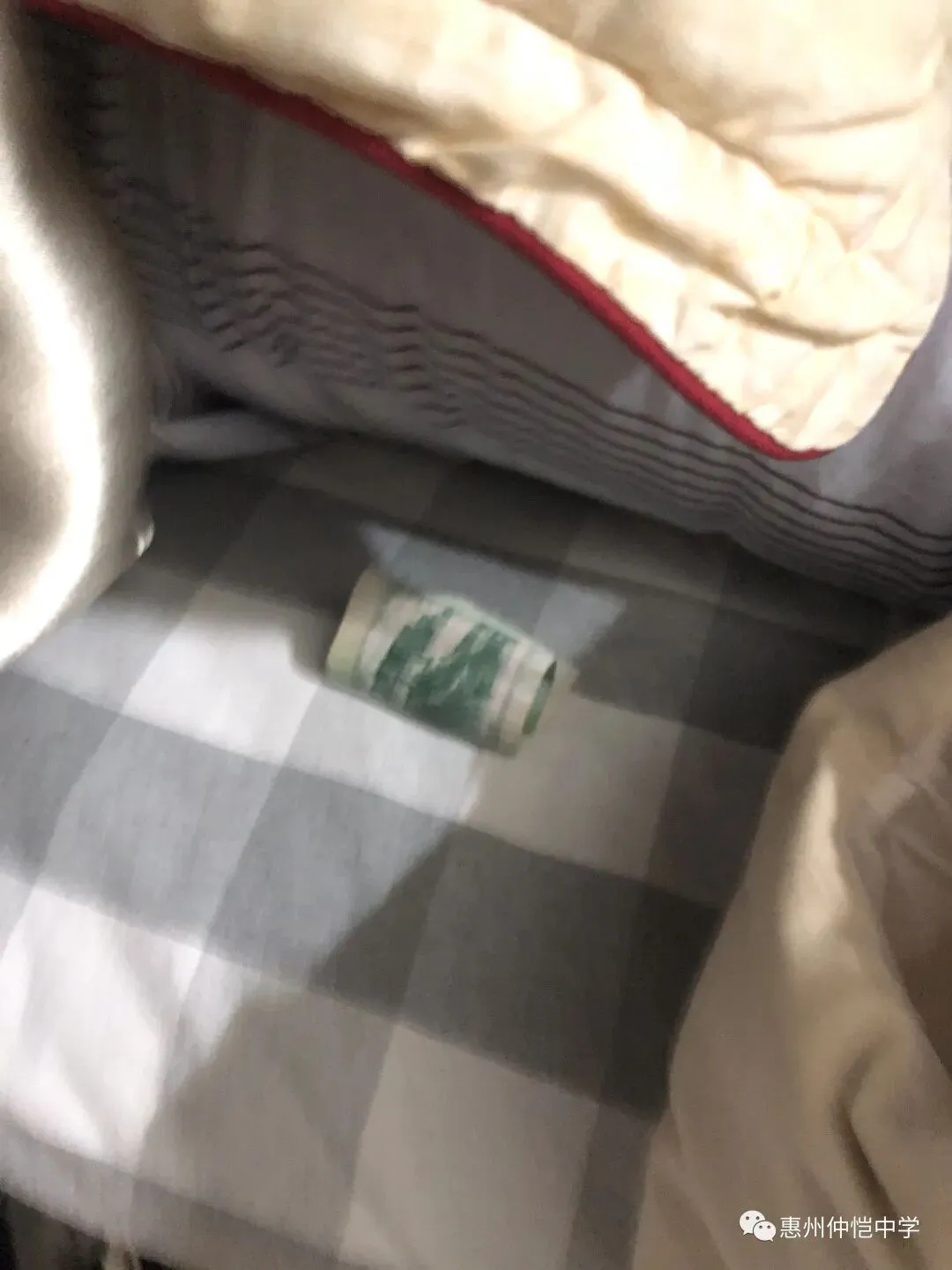 检查人员仔细查看宿舍物品摆放情况