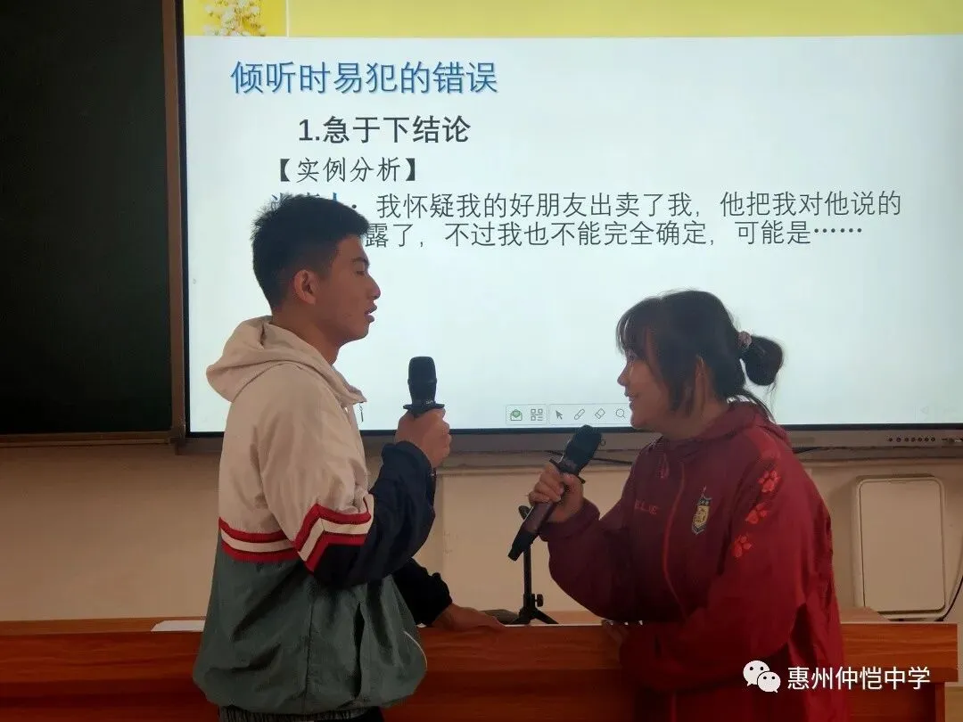 心理委员们认真学习心理评估方法
