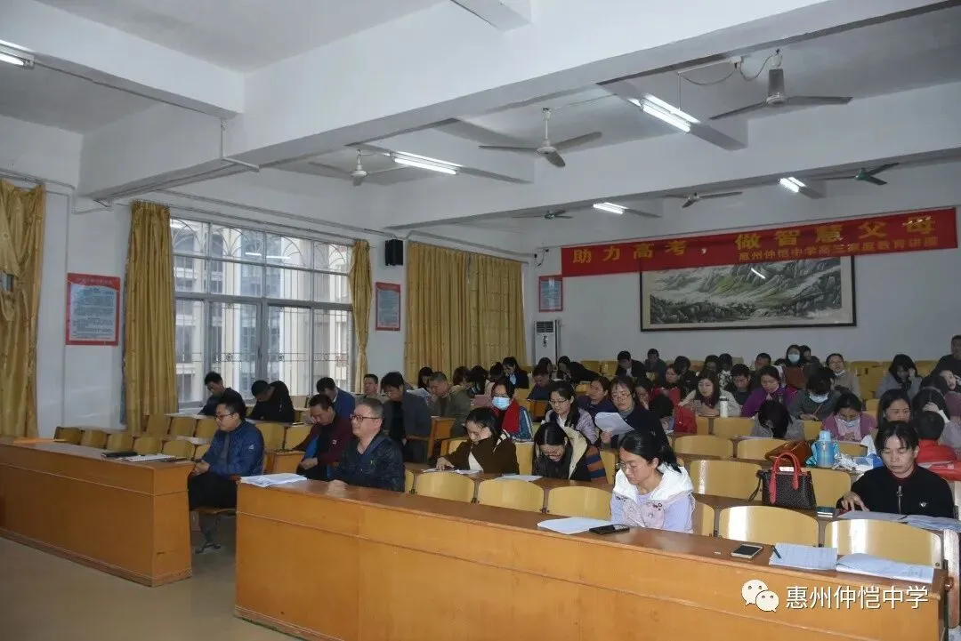 袁前主任分析月考成绩并提出指导意见