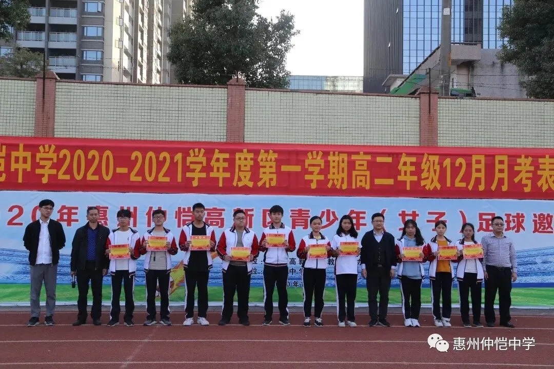 获奖学生们手持奖状,笑容灿烂