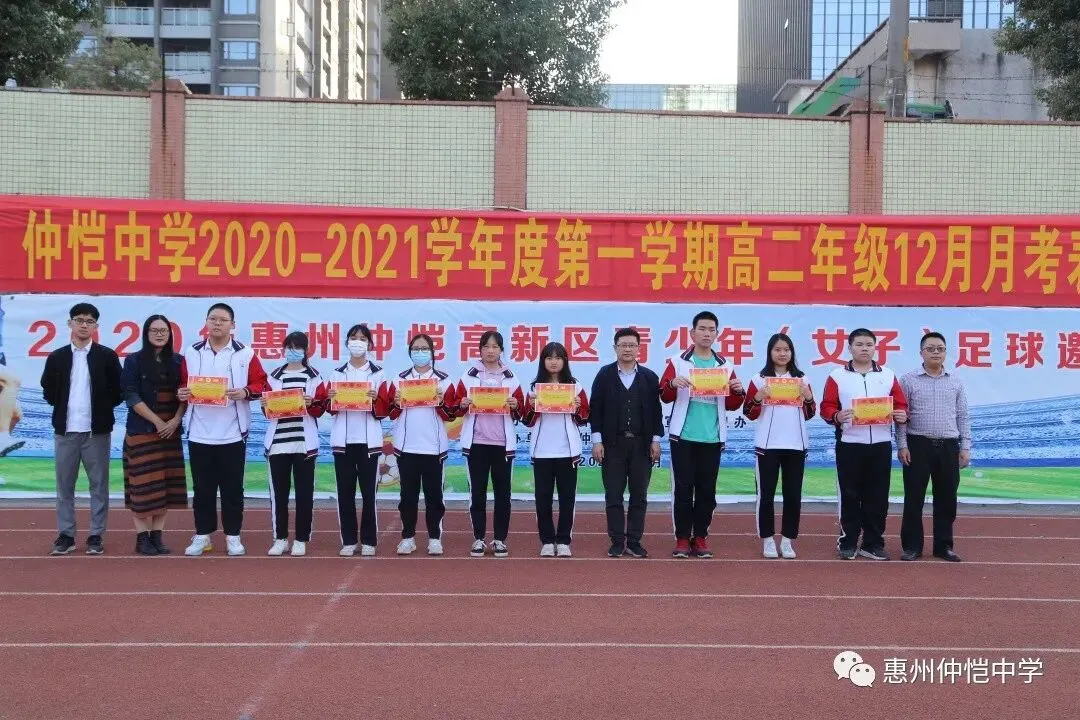 学生们展示获得的奖状和礼品