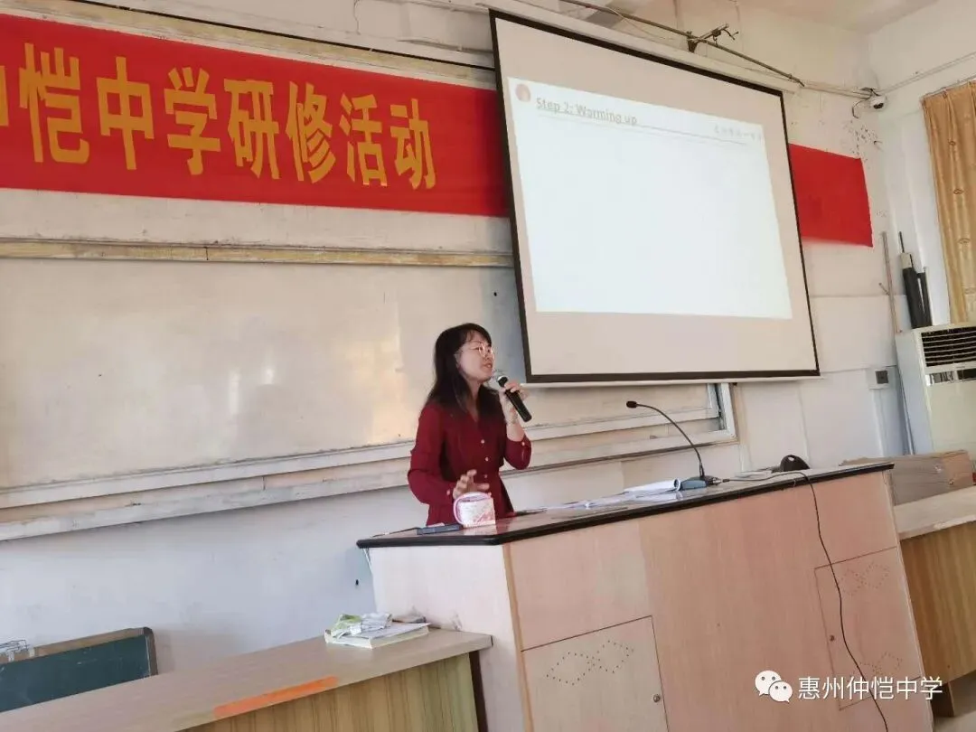 黄莉娜老师在进行英语阅读课教学
