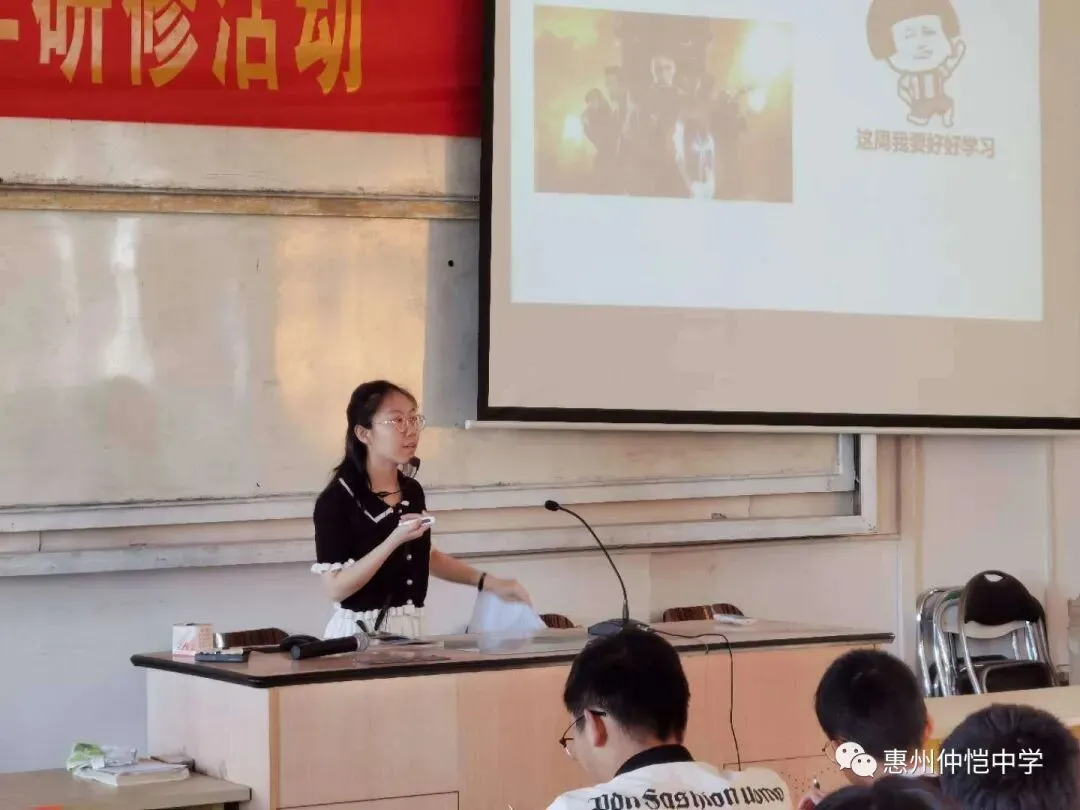 陈丽君老师在进行英语阅读课教学
