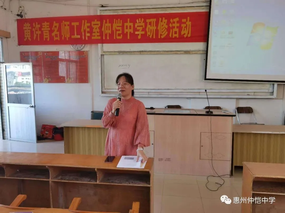 学生们在课堂上踊跃发言