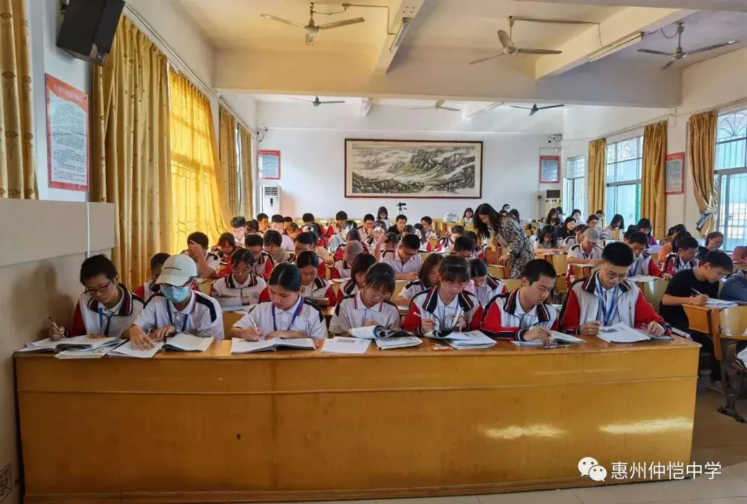 杜燕燕老师在进行英语阅读课教学