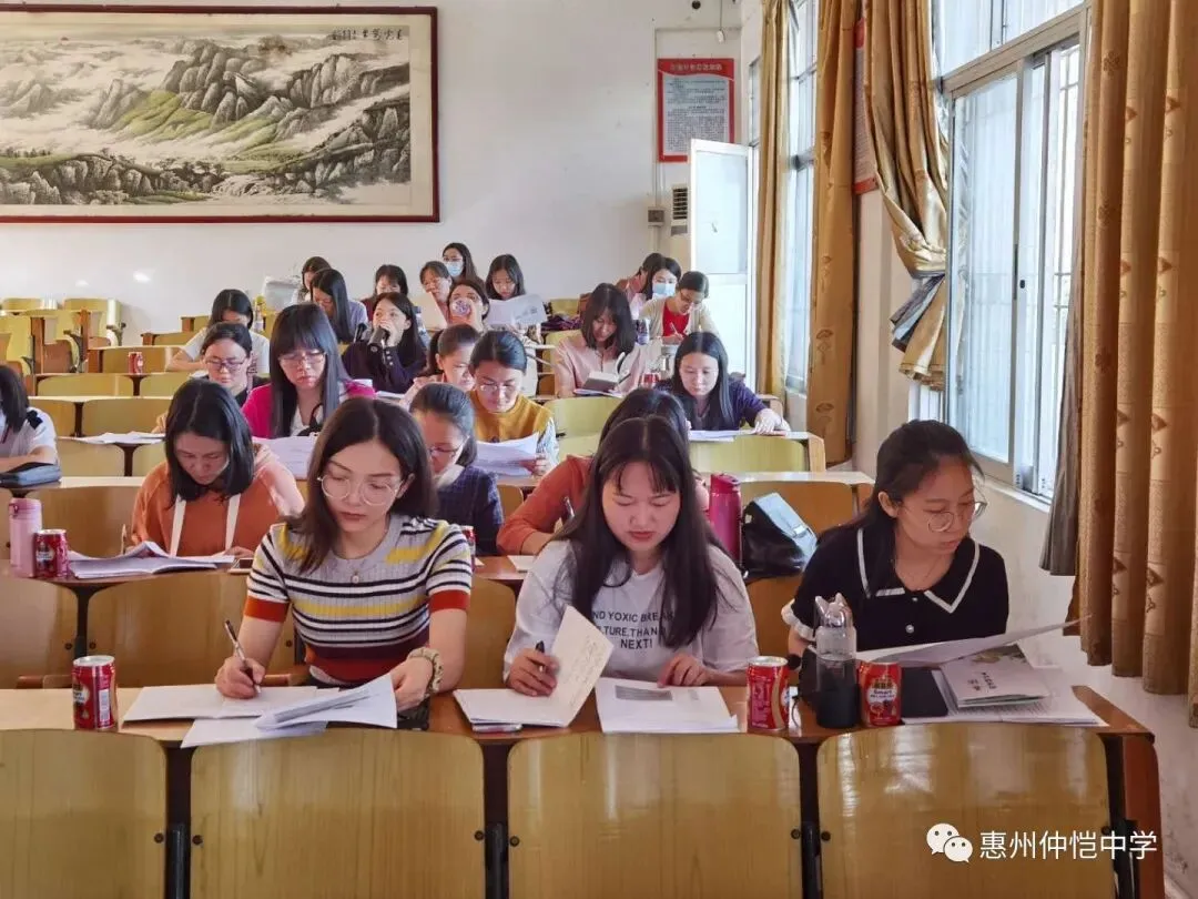学生们在认真听讲和参与课堂互动