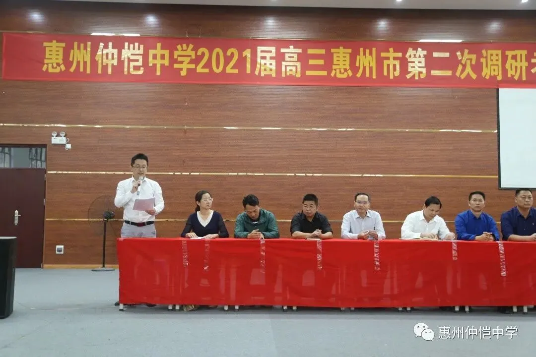 获奖学生与学校领导合影留念
