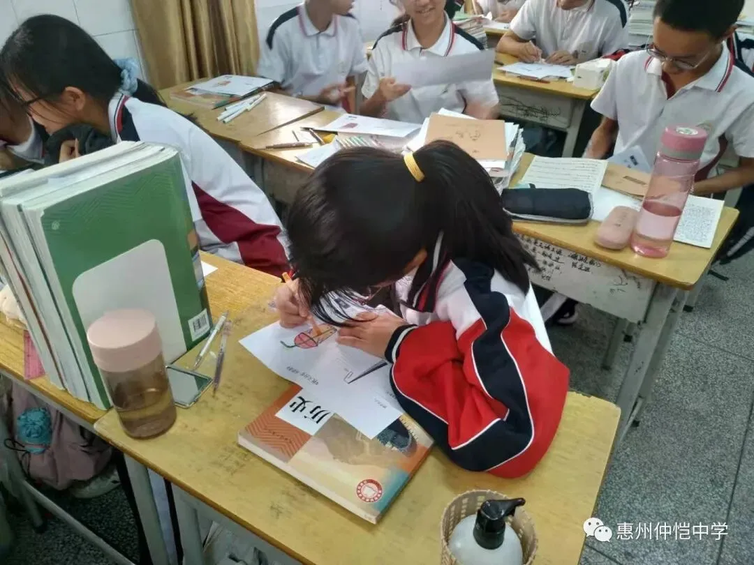 学生们在活动中展现的积极参与度