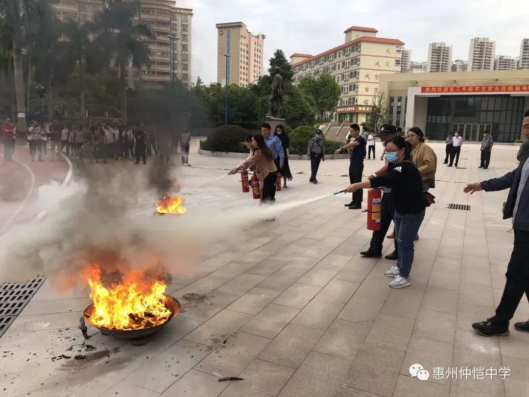 燕教官为全校师生进行消防知识讲座