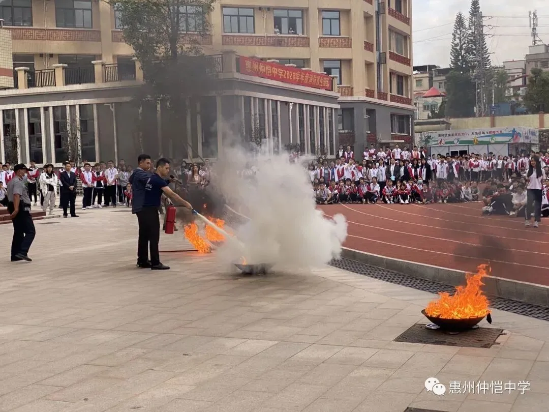 模拟火灾现场的烟雾弥漫,学生们在老师的指引下有序疏散