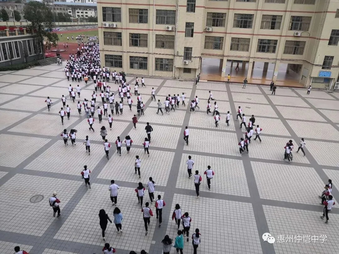 学生们在老师的带领下,低姿态快速撤离教学楼