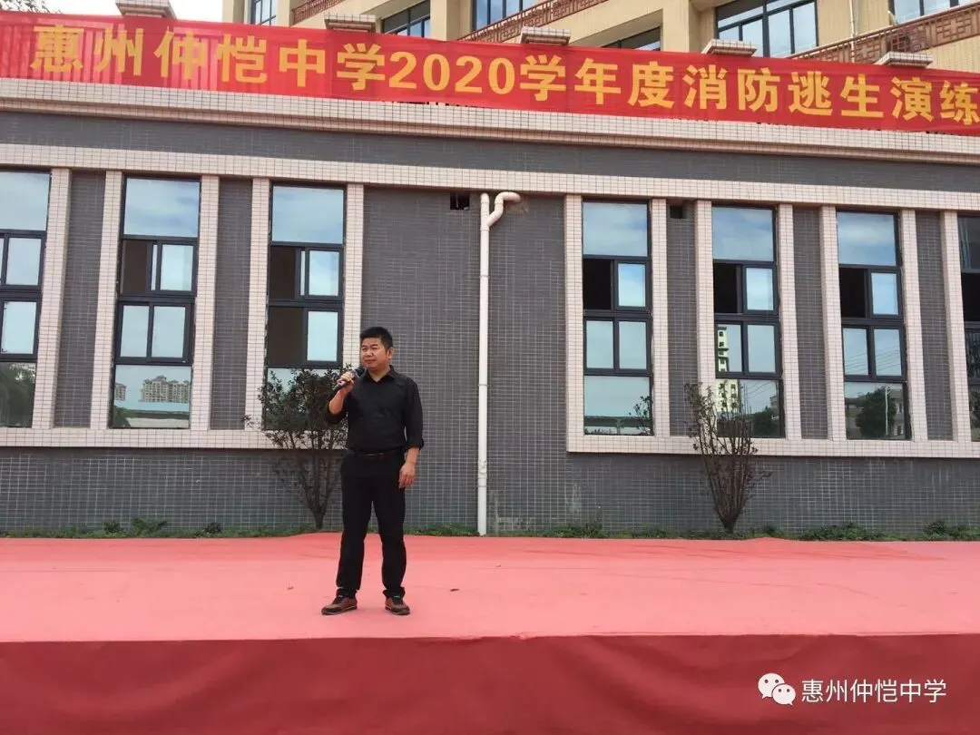 演练和培训结束后,全体师生合影留念