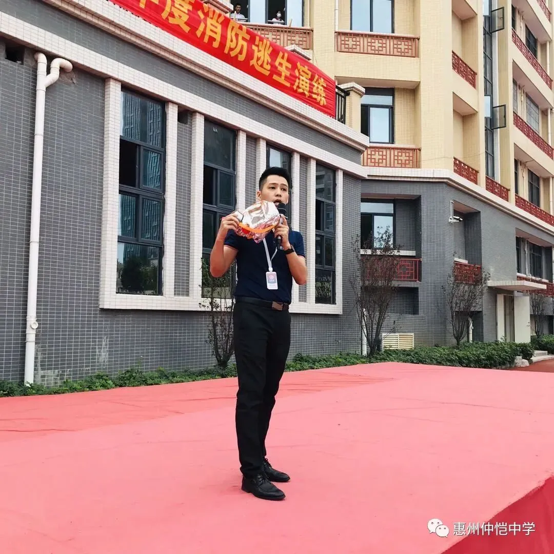 全体师生安全撤离至操场,演练取得圆满成功