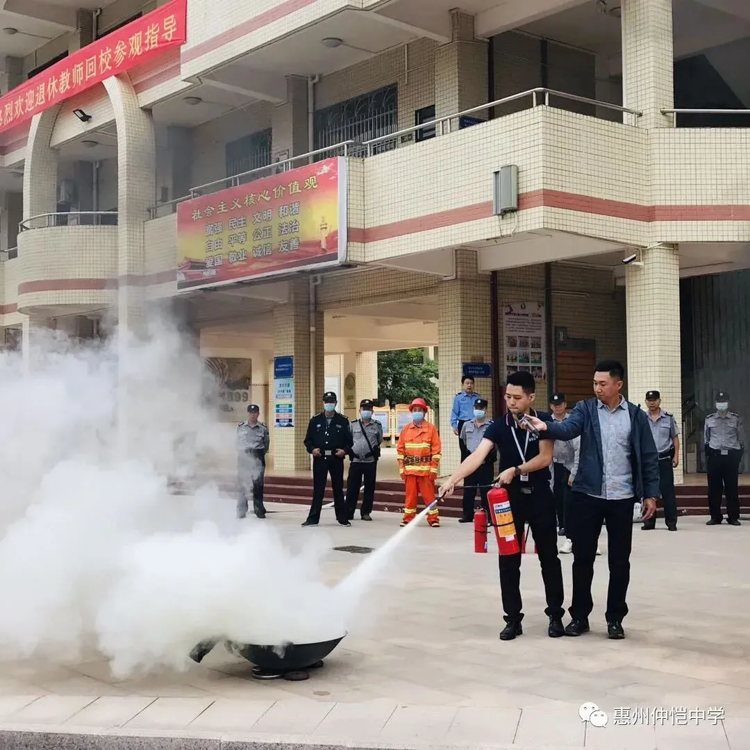 学生代表体验使用防烟面罩进行逃生演练