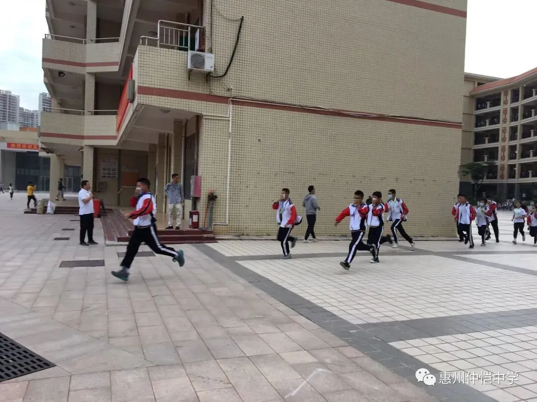 学生们在疏散过程中互相帮助,展现良好的集体协作精神