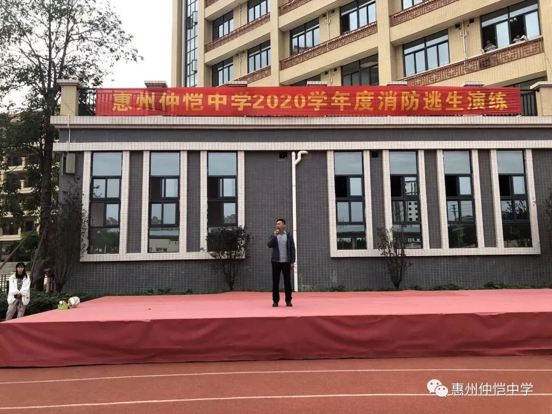 学生们在操场集合,班主任正在清点人数