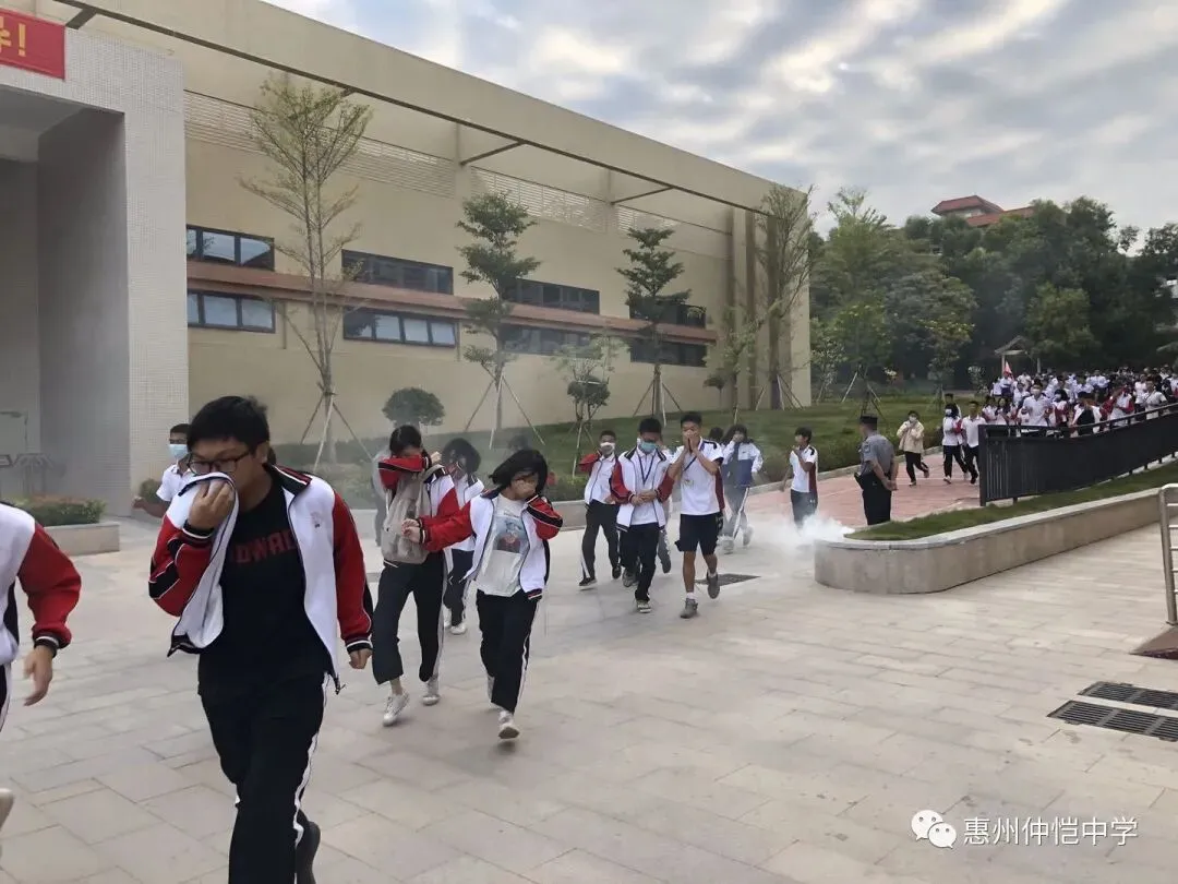 教师们在演练前向学生讲解逃生路线和注意事项