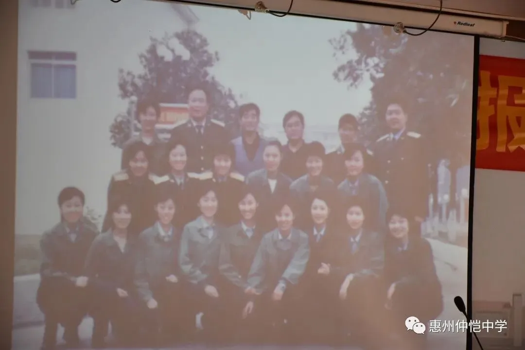 陈教授与学生们互动交流