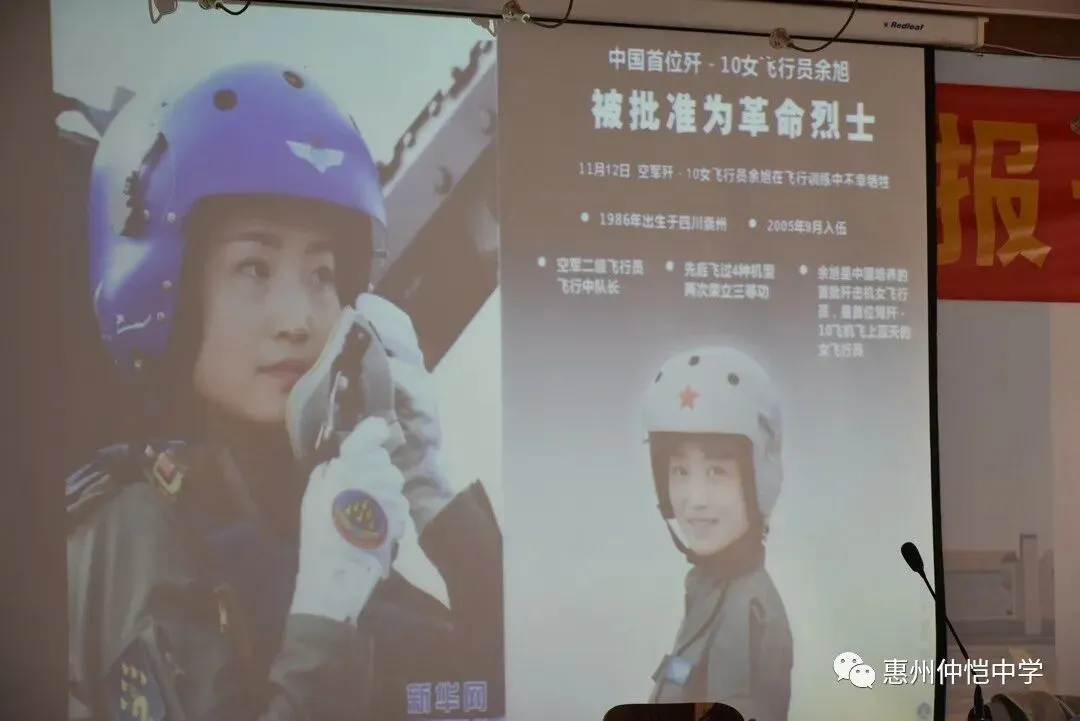 学生们聚精会神地听讲