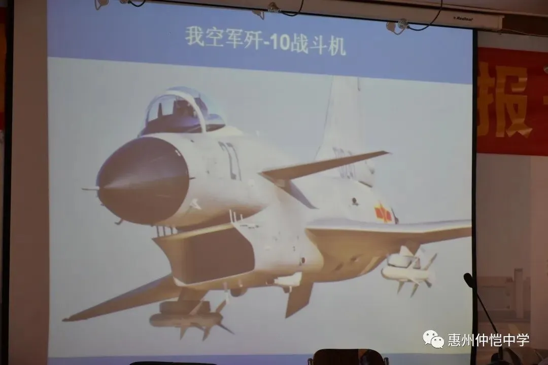 学生们认真做笔记