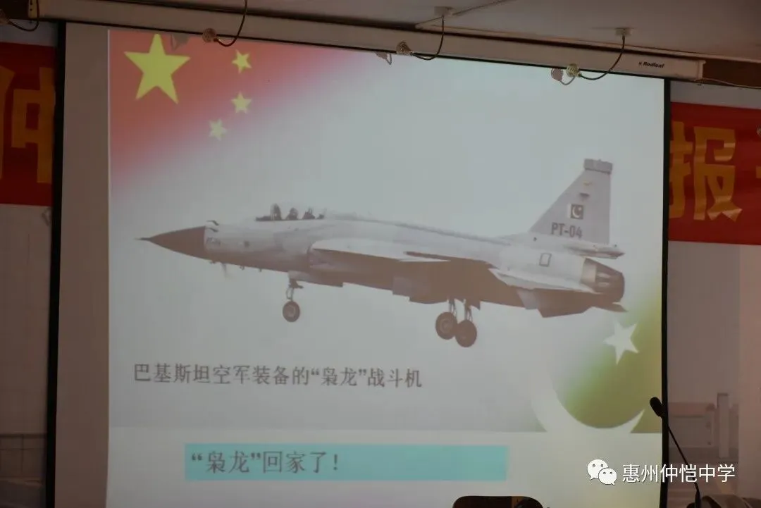 学生们认真聆听陈教授讲述英雄事迹