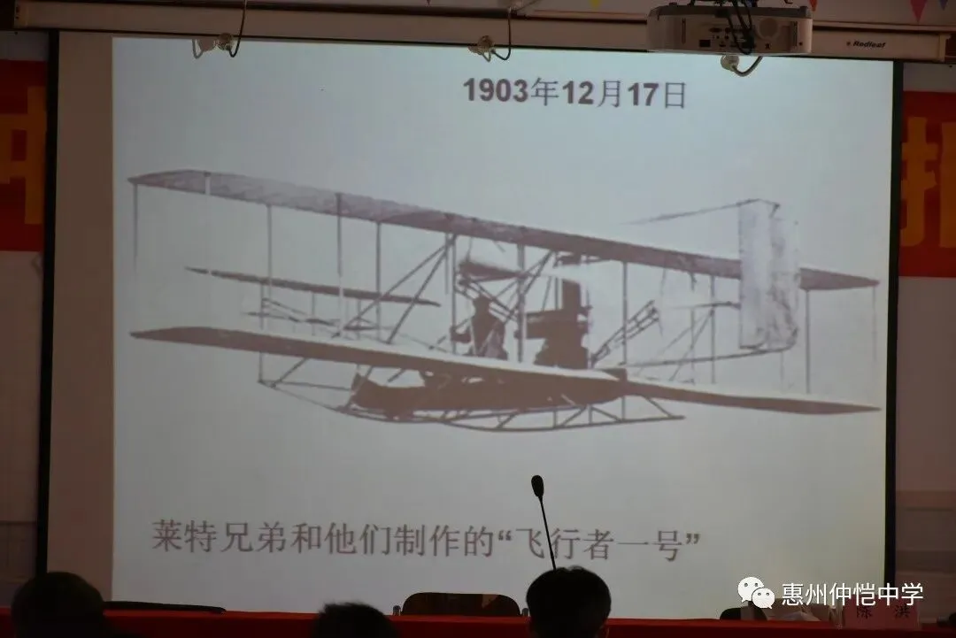 讲座现场展示的各类先进战斗机