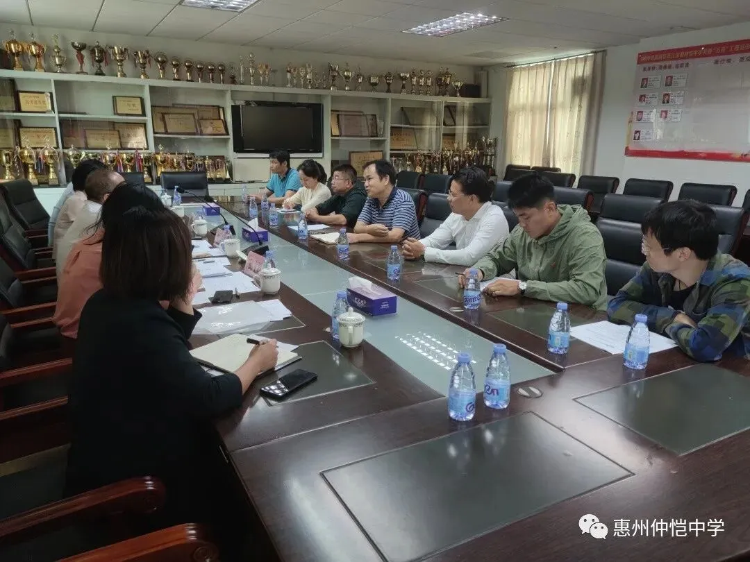 区校领导就团委工作进行深入交流
