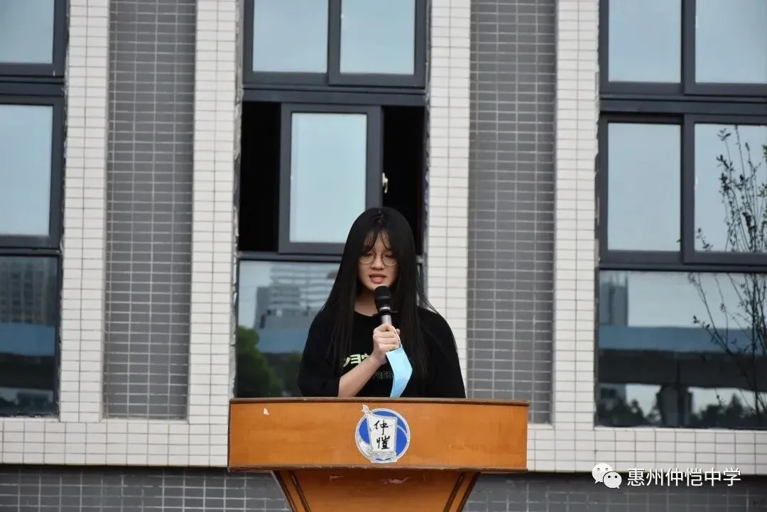 受助学生代表邓沛宜同学发表感言