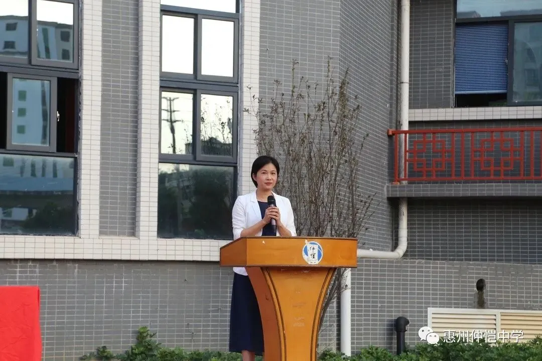 惠州仲恺高新区宣教文卫办公室党组书记廖凤婷在助学金发放仪式上讲话