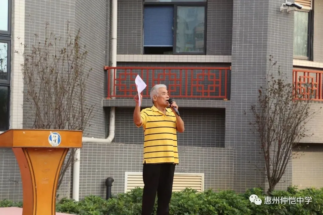 原仲恺中学校长方文良在助学金发放仪式上发表讲话