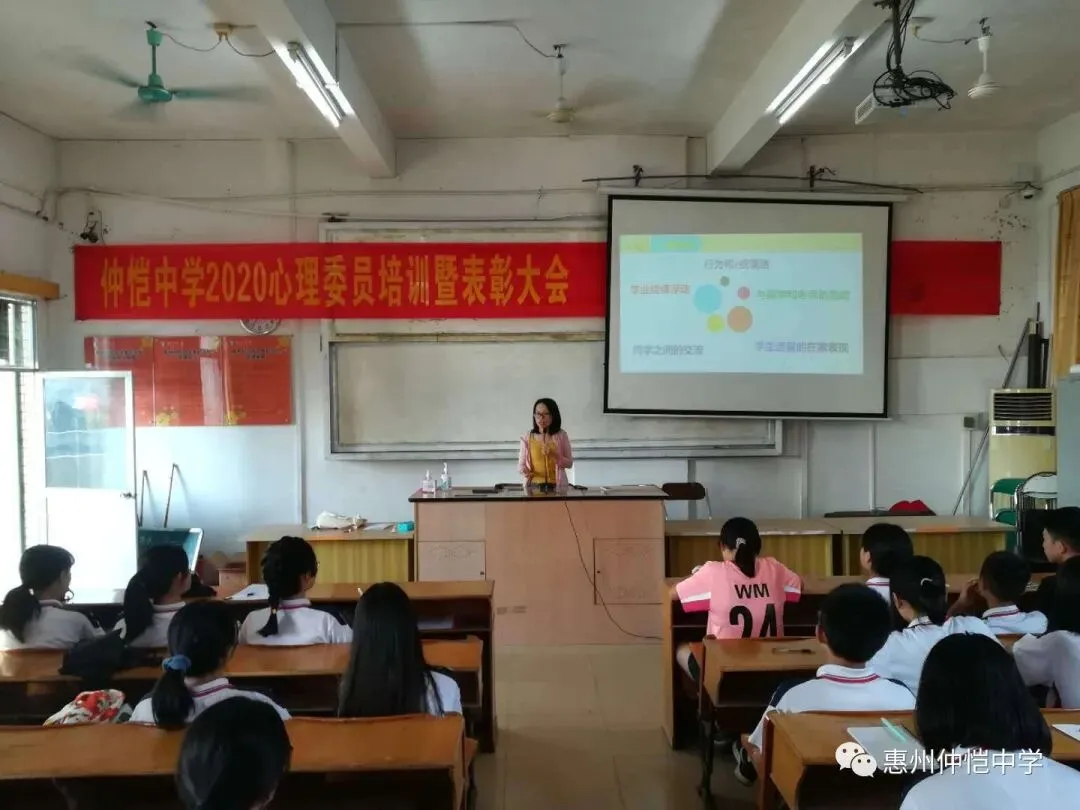 叶健灵主任为心理社团优秀干部颁奖
