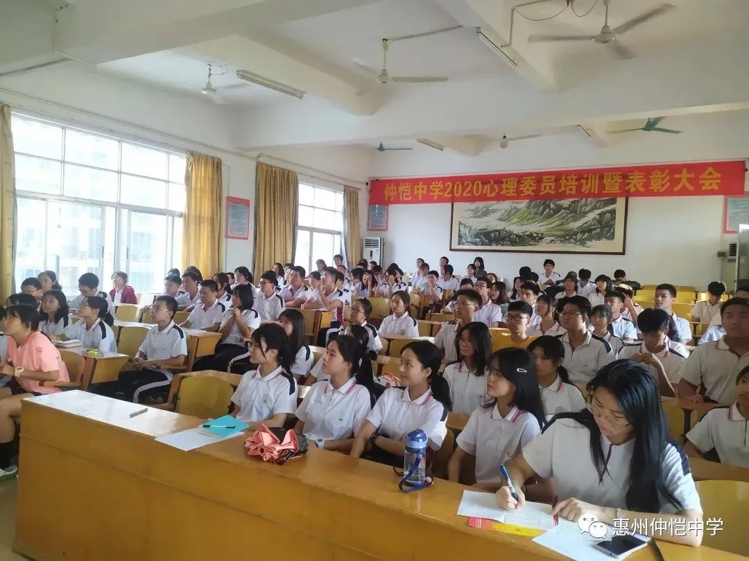 罗嘉仪老师为心理委员进行专业培训